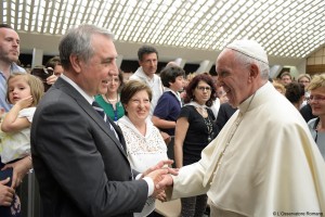 Claudio Mustacchi, Presidente di AICH Milano Onlus e fondatore di Huntington Onlus, stringe la mano a Papa Francesco nel corso dell'udienza del 18 maggio scorso